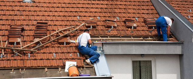 Hombre trabajando en el Techo